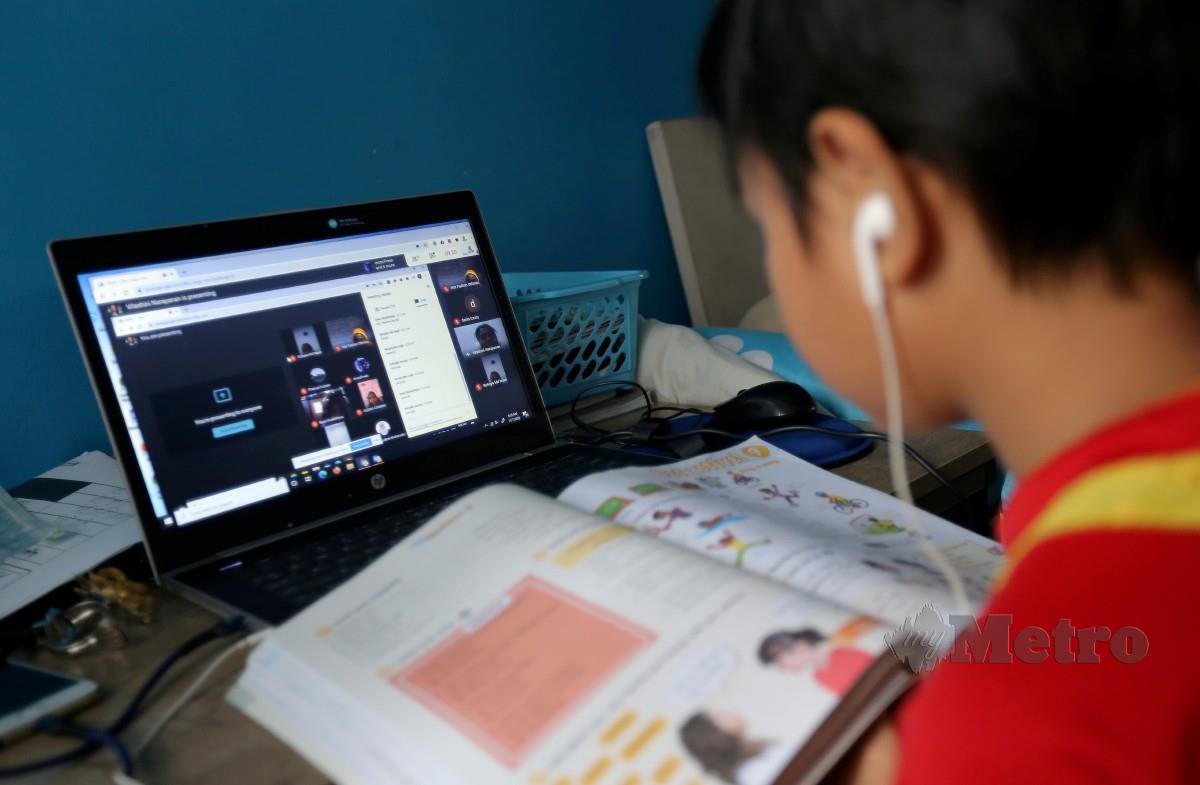 NUFAIEL Qaiesz Osman, 10, menjalani sesi pembelajaran dalam talian selepas sekolah ditutup berikutan Perintah Kawalan Pergerakan Bersyarat (PKPB) di Selangor. FOTO Osman Adnan. 