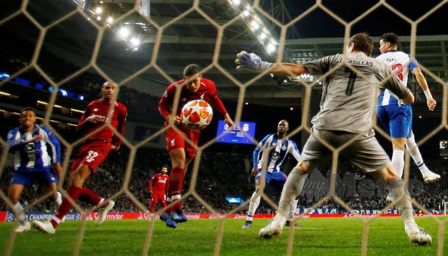 VAN Dijk (tiga kiri) menanduk masuk gol keempat Liverpool do Estadio do Dragao. — FOTO Reuters