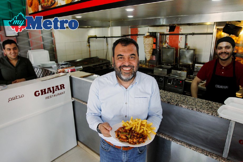  Pemilik restoran, Ziyad Ghajar 50, menunjukkan salah satu menu hidangan di restoran Ghajar miliknya di Gaziantep, Turki. FOTO AIZUDDIN SAAD