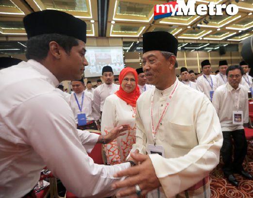 Muhyiddin  bersalaman dengan Khairy ketika singgah di perPemuda UMNO di PWTC, petang tadi. FOTO Asyraf Hamzah