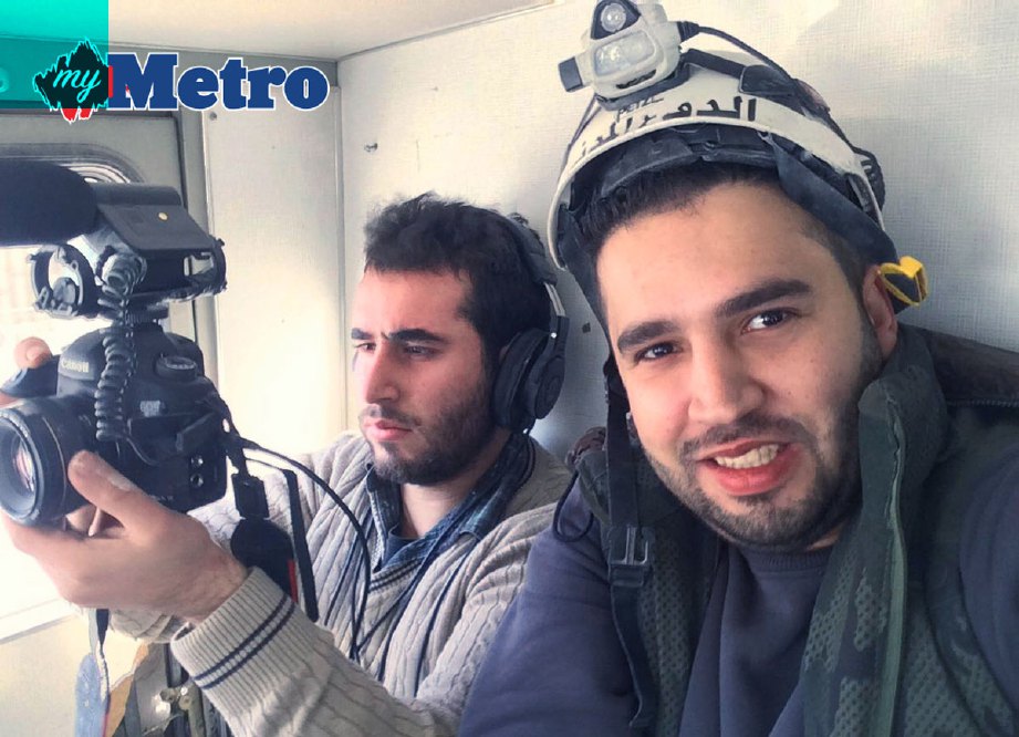 Hassan (kanan) ketika mengarahkan dokumentari The White Helmets di Aleppo, Syria. FOTO AIZUDDIN SAAD
