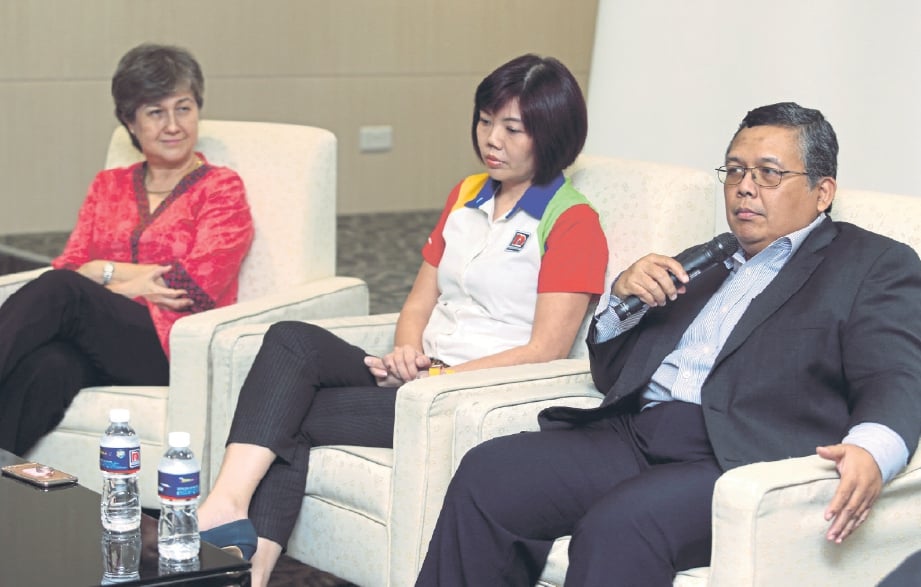 DARI kiri, Dr Jessie bersama Gladys dan Dr Amir ketika perbincangan mengenai kempen kesedaran kesihatan kanak-kanak anjuran Nippon Paint Malaysia.