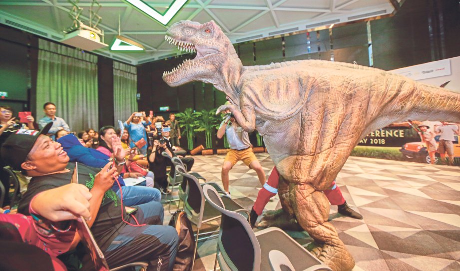 KEMUNCULAN Dinosaur menjadi gimik pelancaran ketika sidang media Dinosaur Kingdom.