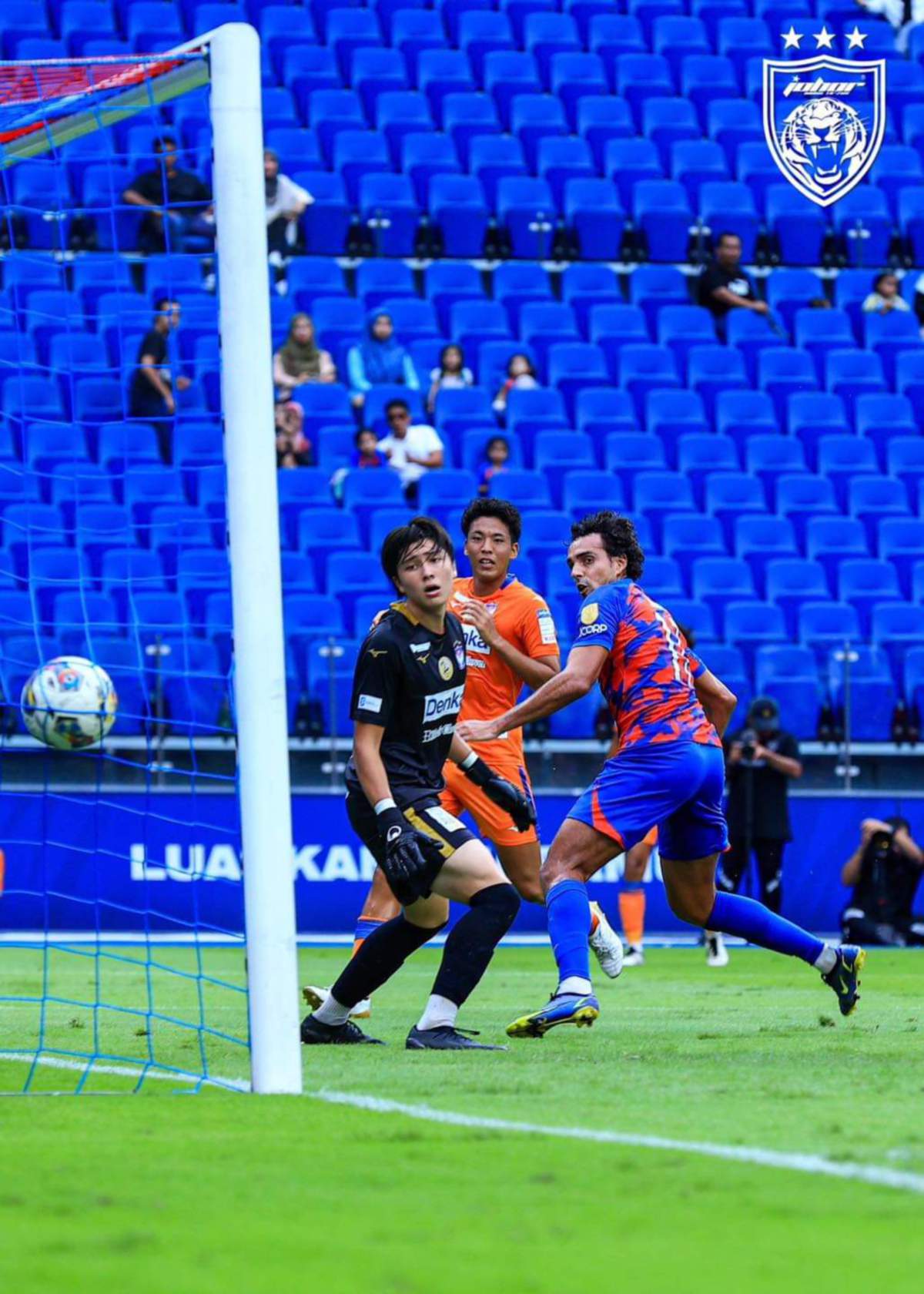 DIOGO (kanan) menjaringkan gol pertama menewaskan penjaga gol, Kai Yamamoto (kiri) pada aksi persahabatan antarabangsa di Stadium Sultan Ibrahim, petang tadi. FOTO Johor Southern Tigers