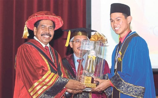 MUHAMMAD Fakhri Attamimi menerima Anugerah Pengarah atas kecemerlangannya daripada Shabudin.