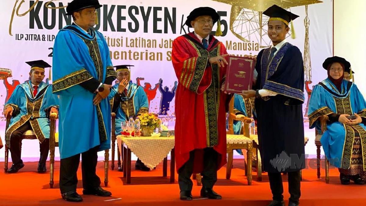 AWANG  menyerahkan sijil kepada graduan ILP Jitra dan ILP Kangar Perlis. FOTO Noorazura Abdul Rahman.