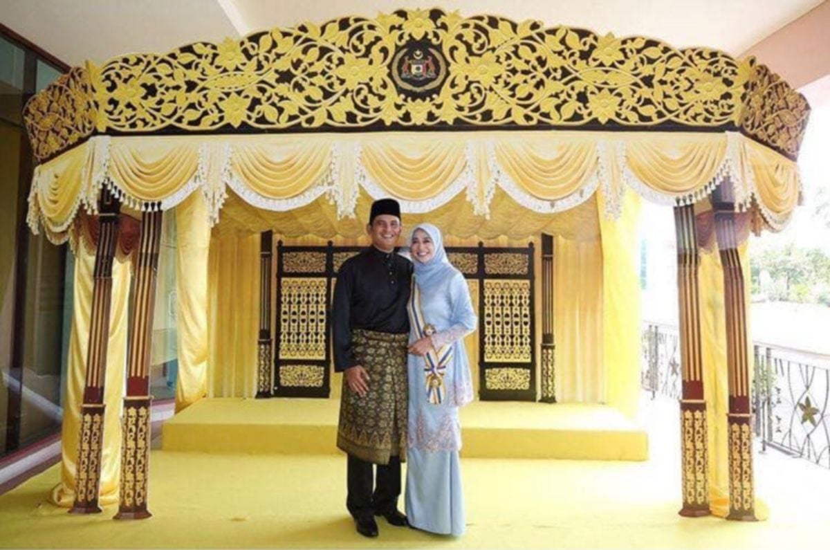 DIRA bersama suami selepas Istiadat Penganugerahan Darjah, Bintang dan Pingat Kebesaran Negeri Melaka. 
