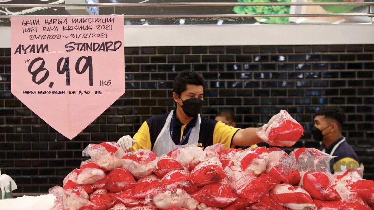 Pekerja Mydin Hypermarket Gong Badak menyusun stok ayam yang dijual mengikut SHMKM di Kuala Nerus hari ini. Foto Ghazali Kori 