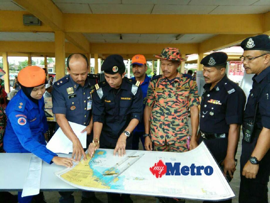 Hairil Izhar (tiga dari kiri) berbincang bersama pegawai dari pelbagai agensi yang terbabit dalam operasi mencari nelayan yang hilang di Kuala Sala. FOTO Zuliaty Zulkiffli