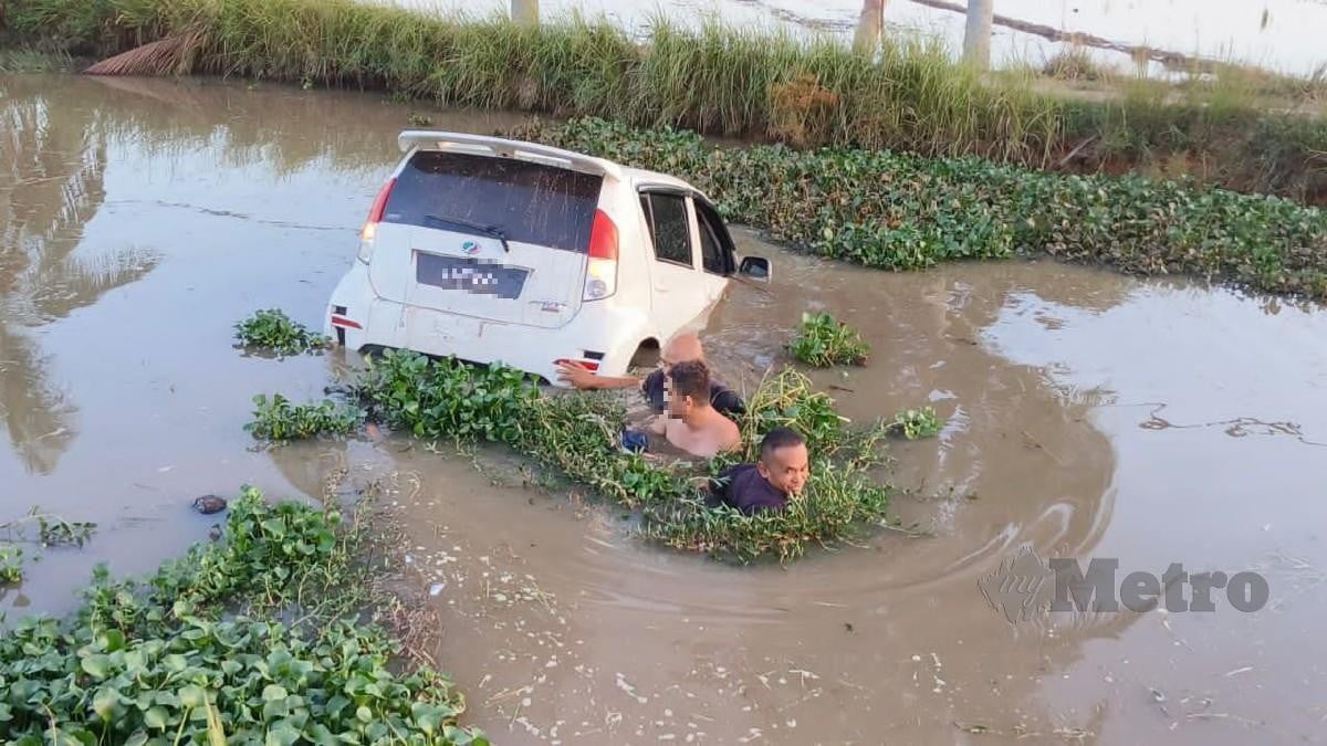 SUSPEK (tidak berbaju) ditahan polis selepas Perodua Myvi dipandunya terjunam ke dalam tali air di Kampung Alor Besar. FOTO ihsan polis 