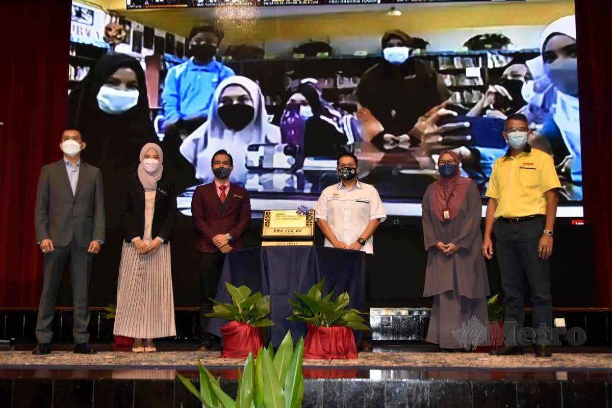 Wakil SMK Iskandar Shah, Jasin menerima hadiah yang dimenangi.