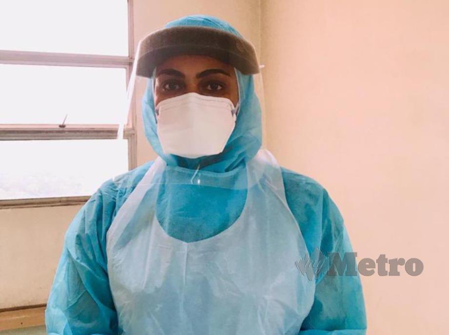 DR Diyanah lengkap memakai PPE ketika bertugas di zon saringan Covid-19 di unit kecemasan Hospital Selayang. FOTO IHSAN DR DIYANAH ABDULLAH KUTTI