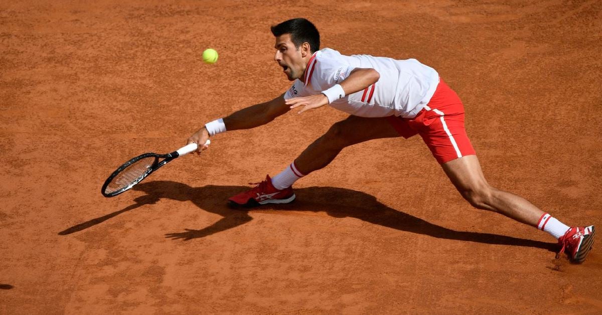 AKSI tangkas  Djokovic mengembalikan hantaran Davidovich. FOTO AFP