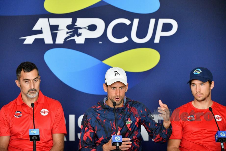 DJOKOVIC (tengah) melayan soalan wartawan di Brisbane menjelang Piala ATP bermula hari ini. — FOTO AFP