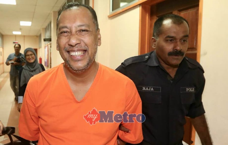 ABDUL AZIZ didakwa di Mahkamah Sesyen Kuala Kangsar, hari ini atas pertuduhan memiliki pistol dan peluru ketika ditahan polis dalam pemeriksaan jalan raya di Sungai Siput, bulan lalu. FOTO Abdullah Yusof