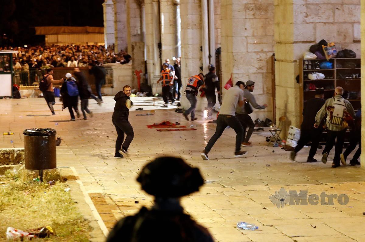 KEGANASAN tertera Israel yang menyerang rakyat Palestin di Masjid al-Aqsa. FOTO AFP 