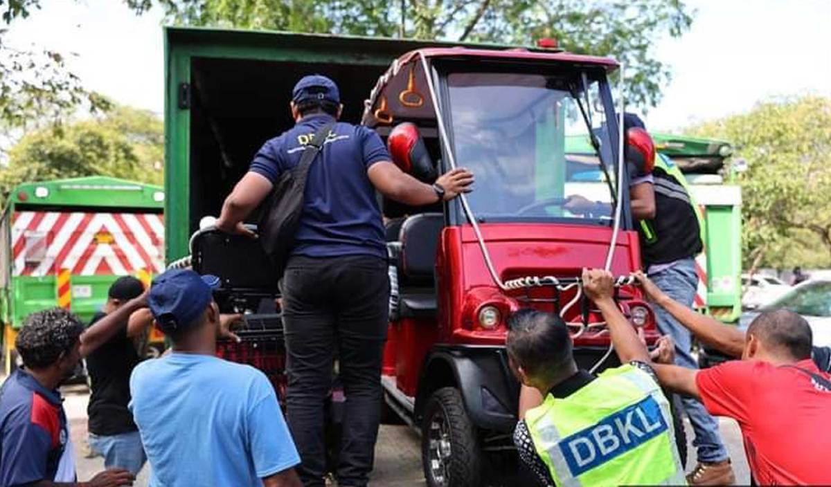 ANGGOTA penguat kuasa DBKL dipindahkan dalam operasi Tindakan Khas Penjaja di Taman Tasik Titiwangsa, Kuala Lumpur, semalam. FOTO Ihsan DBKL