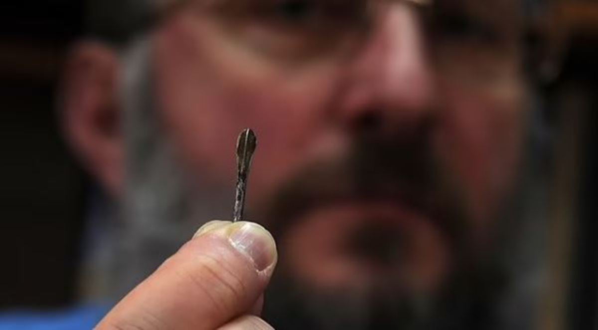 DAMAK kecil diperbuat daripada logam yang didakwa digunakan tentera Rusia. FOTO AFP