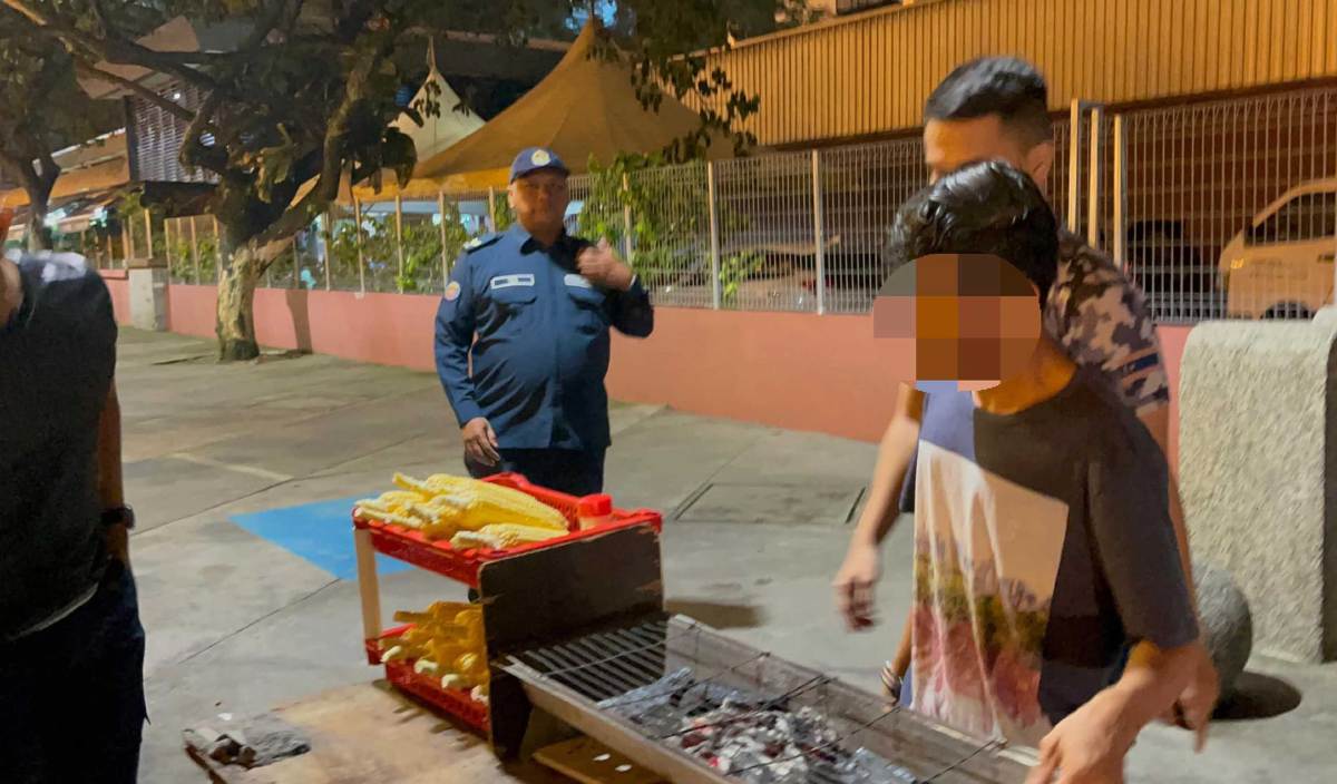 ANGGOTA penguat kuasa DBKL menyita peralatan berniaga seorang warga asing yang menjual jagung bakar tanpa lesen di kaki lima. FOTO Ihsan DBKL