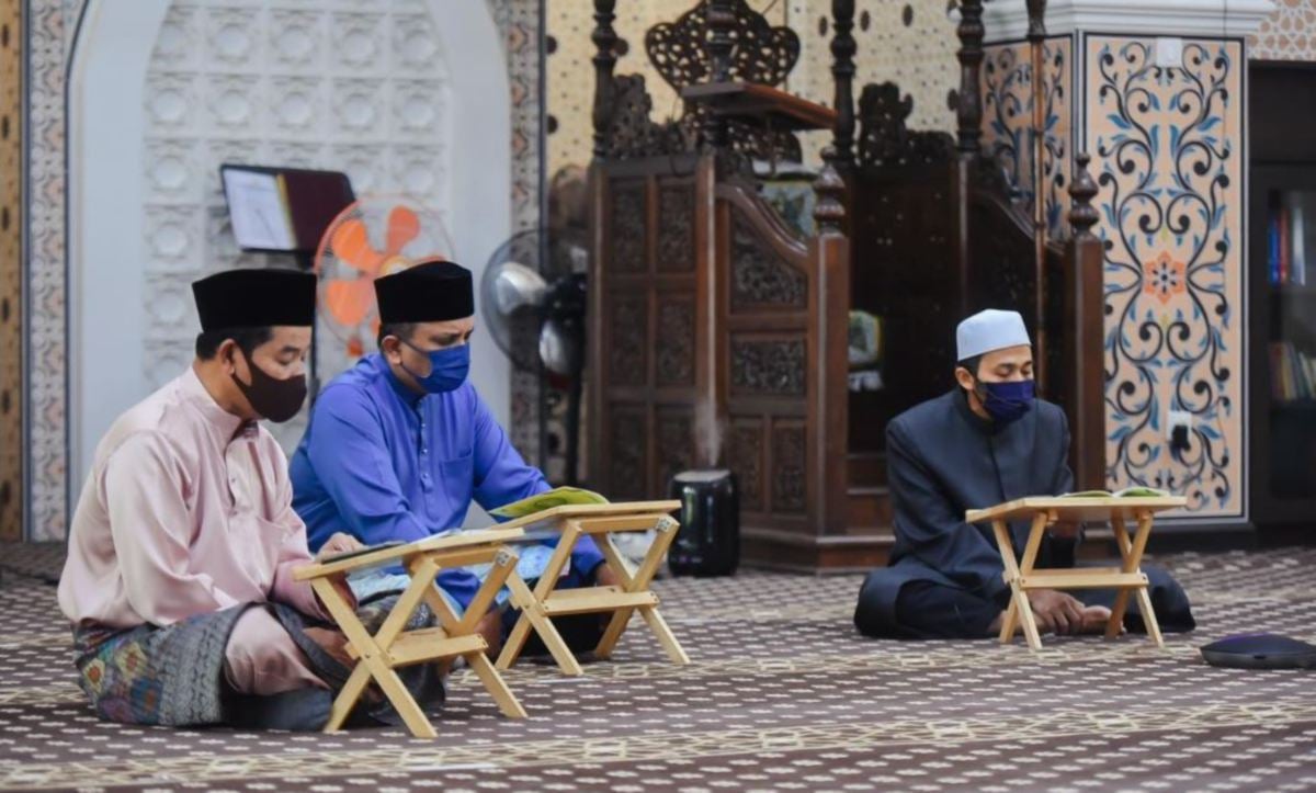 REEZAL (tengah) menghadiri majlis bacaan yasin dan doa untuk kontinjen negara di Surau Al-Faizin MSN.