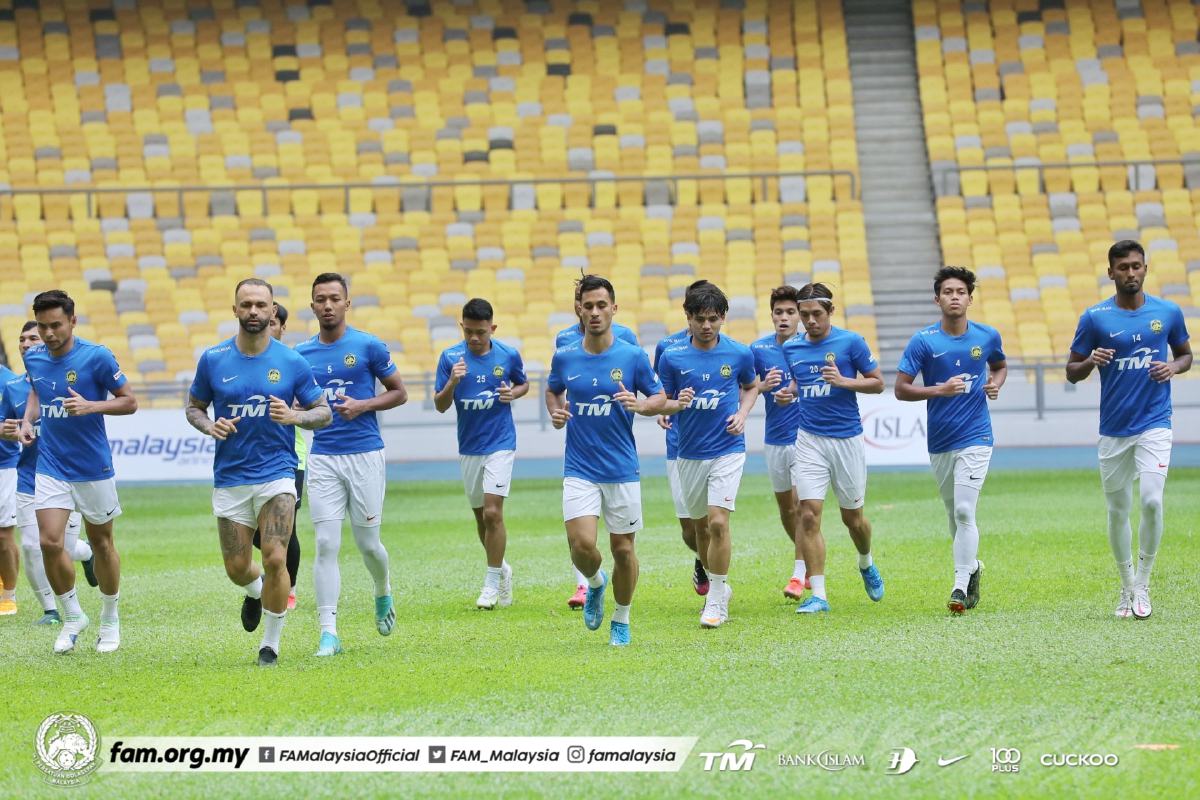 BARISAN pemain Harimau Malaya menjalani latihan di Stadium Nasional Bukit Jalil. FOTO FB FAM