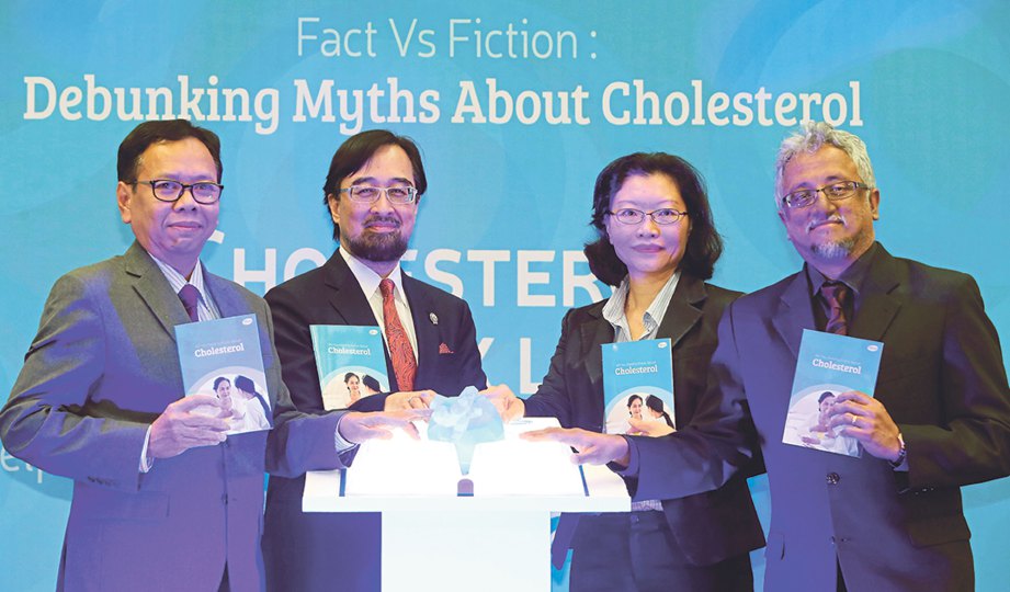 DARI kiri Ketua Pegawai Klinikal IJN Datuk Dr Aizai Azan Abdul Rahim bersama Dr Azhari, Dr Tan dan Dr Vicknesh ketika majlis pelancaran buku All You Need to Know About Cholesterol di IJN.