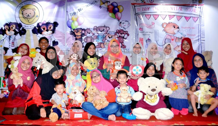 DR  Zaahirah Mohammad (tengah) bersama kanak-kanak pada Pesta Malaysia Islamic Children's Fair (MICF) ke-6 di Masjid Wilayah Persekutuan. FOTO/AKMA BAKAR 