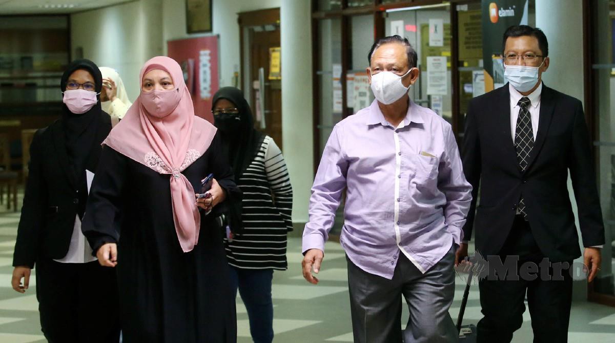 Suami isteri bergelar Datuk dan Datin didakwa di Mahkamah Sesyen Kuala Lumpur, hari ini atas pertuduhan menggunakan dua dokumen palsu. FOTO Eizairi Shamsudin.