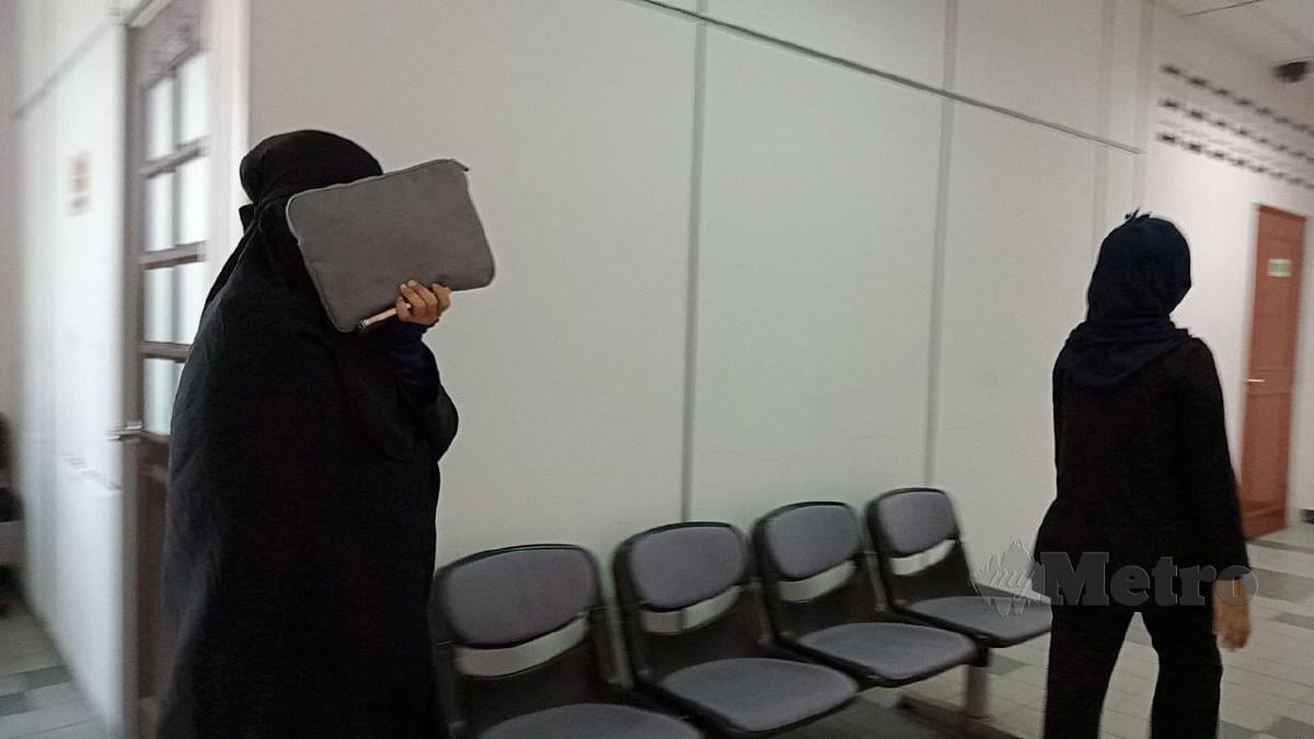 AZLINDA mengaku tidak bersalah atas 33 pertuduhan memalsukan dokumen di Mahkamah Sesyen Johor Bahru. FOTO Omar Ahmad.