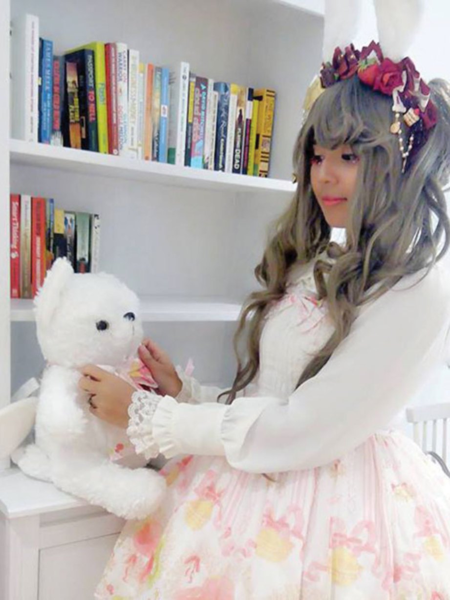  SYAMIRA berkebolehan menyolek dan menjahit pakaian anak patung.