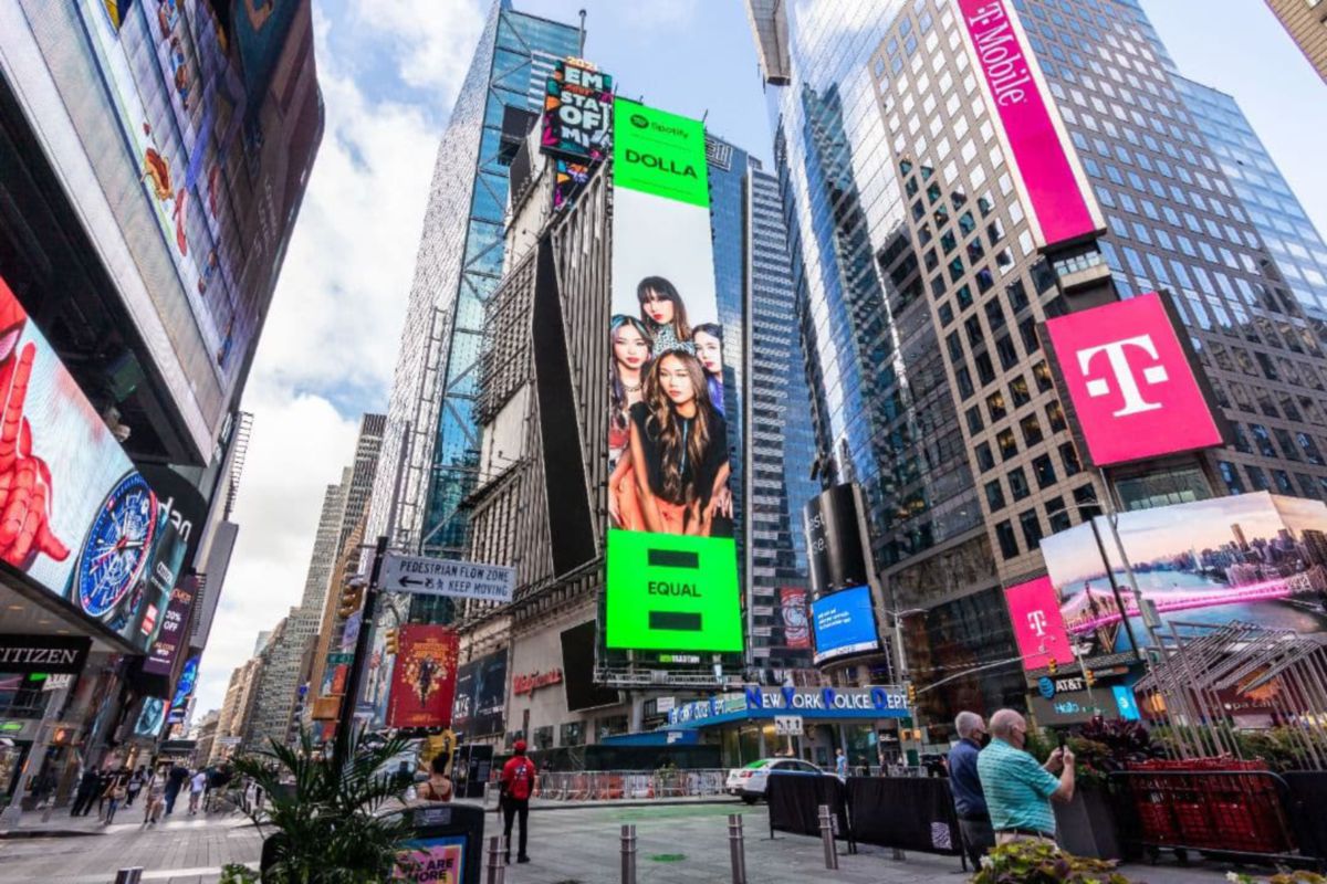 Giliran wajah Dolla dipaparkan di New York Times Square.