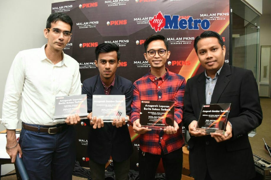 Ajitpal (kiri) bersama Muhammad, Mazizul dan Abdullah menunjukkan plak penghargaan daripada PKNS sebentar tadi. FOTO Mohd Asri Saifuddin Mamat