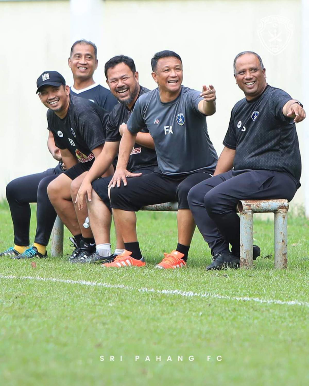 PENGENDALI Sri Pahang FC, Dollah bersama barisan kejurulatihan. -FOTO Sri Pahang FC