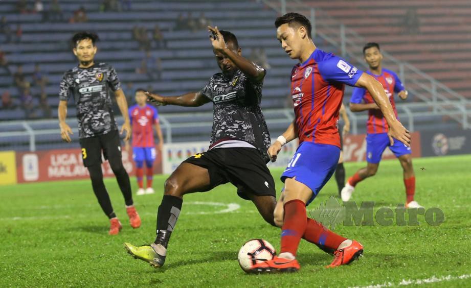 PEMAIN JDT II, Dominic Tan (dua kanan) diasak pemain Selangor United, Raslam Khan Rashid (dua dari kiri) di Pasir Gudang. — FOTO Mohd Azren Jamaludin