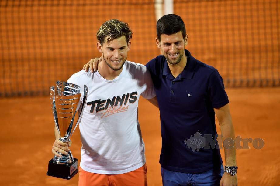 THIEM (kiri) bersama Djokovic ketika memenangi Jelajah Adria bulan lalu. FOTO AFP