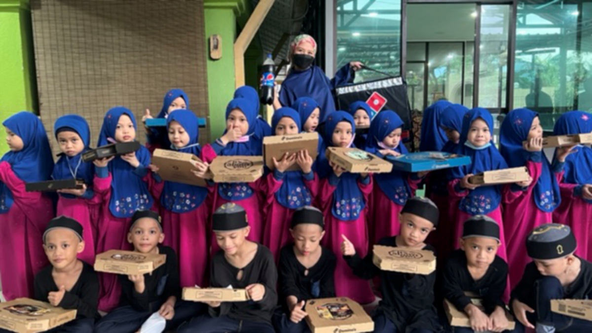Pelanggan Domino’s, Fatin menyertai program ‘Kasih & Piza’ dengan menghantar sendiri hidangan untuk Pusat Jagaan Telaga Kasih Nur Muhammad di Kota Damansara yang menempatkan 40 anak yatim.