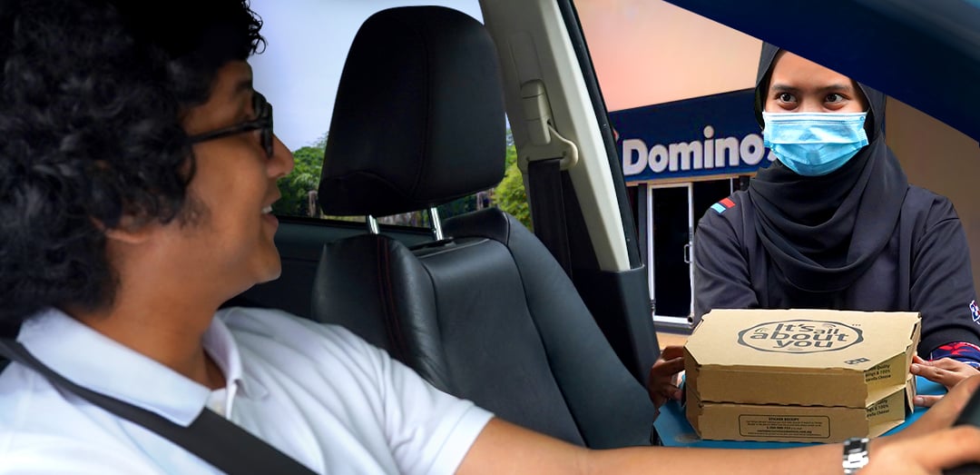 Perkhidmatan Pandu Ambil membolehkan pelanggan untuk membuat pesanan bawa pulang tanpa perlu keluar dari kenderaan - FOTO Domino's