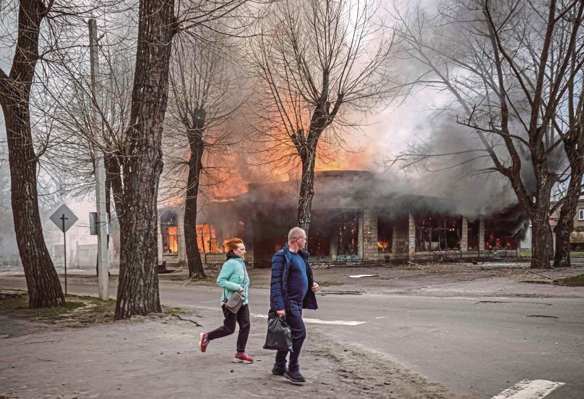 RUMAH penduduk terbakar di Severodonetsk, wilayah Donbas. FOTO AFP 