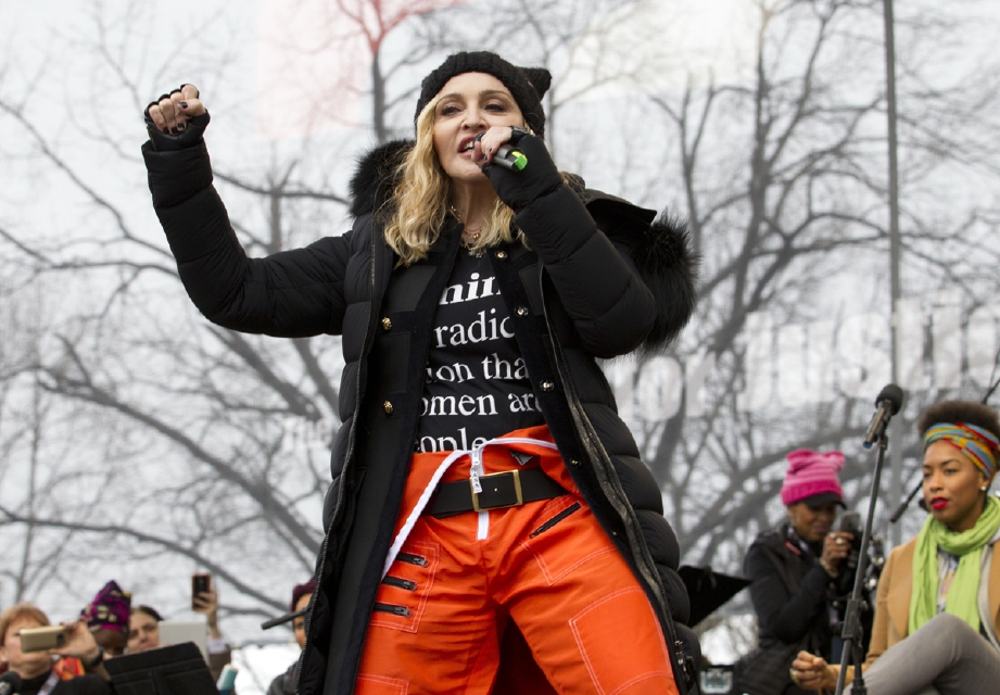 Persembahan Madonna ketika menyertai Perhimpunan Wanita di Washington, Isnin lalu. - Foto AP