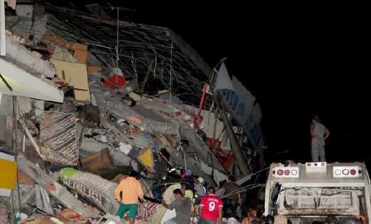 Sebuah bangunan di Manta, Ecuador, runtuh akibat gempa 7.8 magnitud. - Foto REUTERS