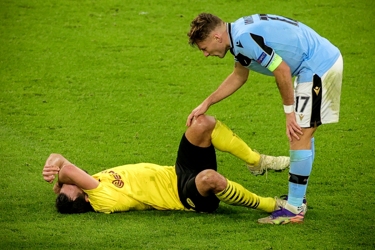 PERTAHANAN Dortmund, Mats Hummels kesakitan selepas mengalami kecederaan ketika menentang Lazio. FOTO AFP