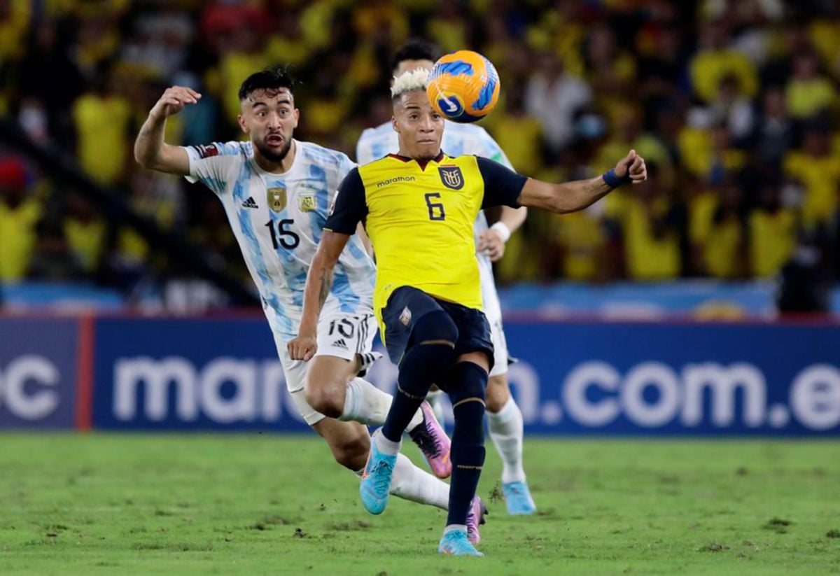CASTILLO (kanan) beraksi ketika Ecuador menentang Argentina pada 29 Mac lalu. FOTO fail Reuter 