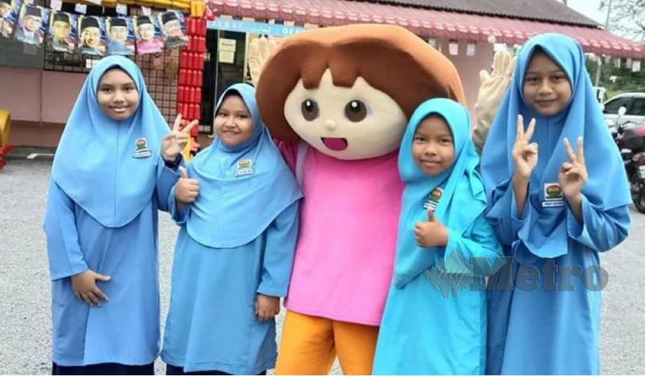 MURID SK Tanjong Agas, Pasir Panjang, Port Dickson gembira disambut Dora sebaik sampai ke sekolah. FOTO Mohd Khidir Zakaria. 