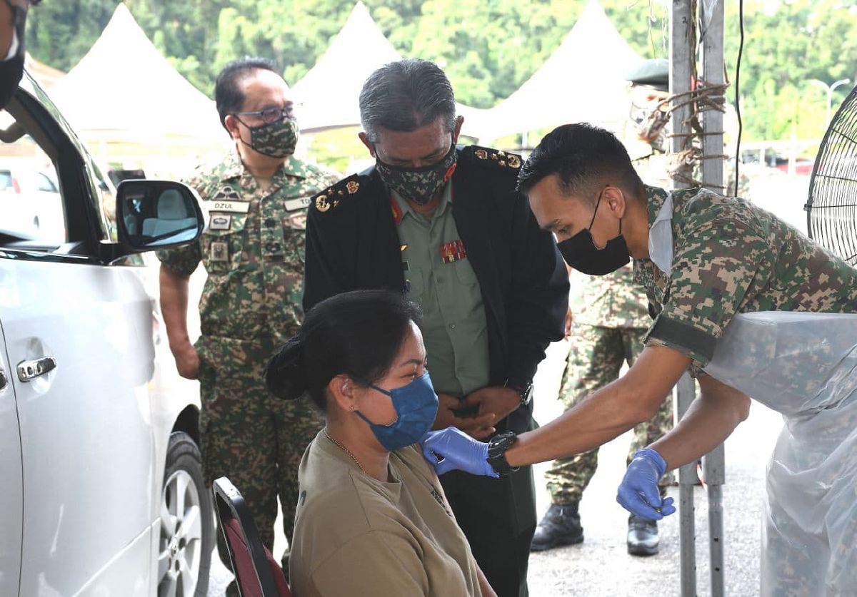 Lt Jen Datuk Mardzuki Muhammad dan Mej Jen Datuk Dzulkafli Mustaffa meninjau program pemberian dos penggalak vaksin Covid-19 di Kem Muara Tuang. FOTO IHSAN PR MARKAS 1 DIV