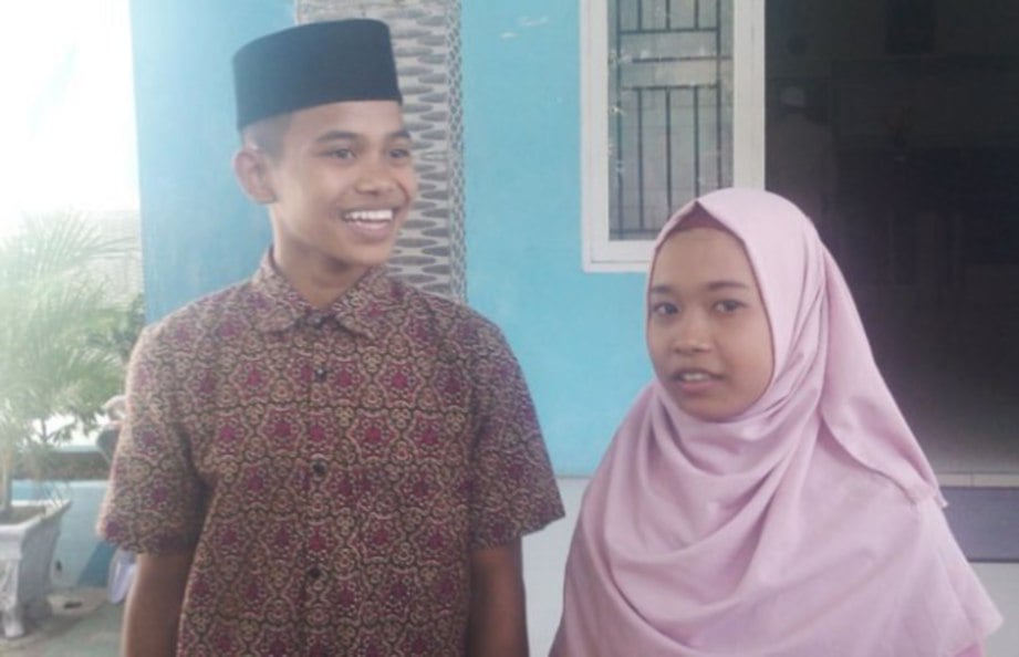 Syamsuddin (kiri) bersama Fitra Ayu hadir ke Pejabat Agama Daerah Bantaeng hari ini untuk berkahwin. FOTO SINDOnews