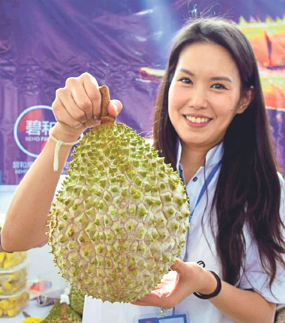 WARGA China menunjukkan durian musang king.