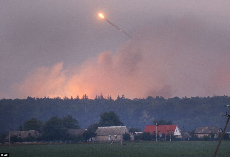 Roket boleh dilihat berterbangan di udara. - Foto AFP