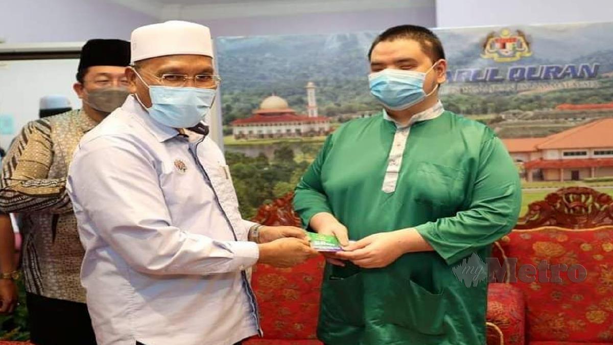 IDRIS (kiri) menyampaikan sumbangan kepada Mike di Darul Quran, Kuala Kubu Bharu hari ini. FOTO Ihsan Facebook Darul Quran.