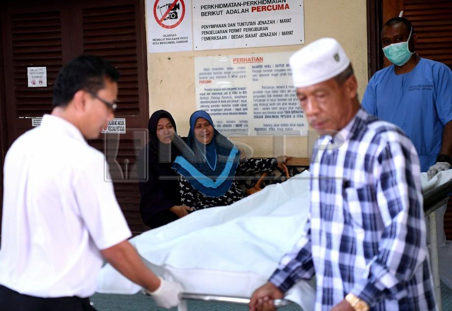 SOLIHAH (dua dari kiri) menangis ketika melihat jenazah anaknya dibawa keluar daripada rumah mayat Hospital Tengku Ampuan Afzan (HTAA ). -Foto BERNAMA