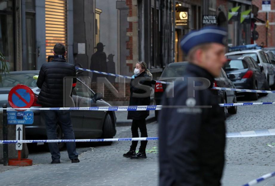 POLIS Belgium berkawal di kawasan serangan ke atas seorang polis. -Foto Reuters